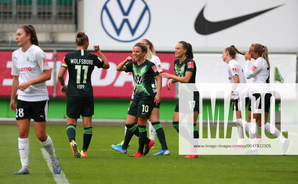 Wolfsburg vs Frankfurt, BL Frauen Wolfsburg, Germany 06 06 2020, FUSSBALL VfL Wolfsburg vs 1 FFC Frankfurt, Flyeralarm Frauen Bundesliga, Season 2019 20 Svenja Huth VfL Wolfsburg cheers with the team after their goal for the 5 1 Wolfsburg