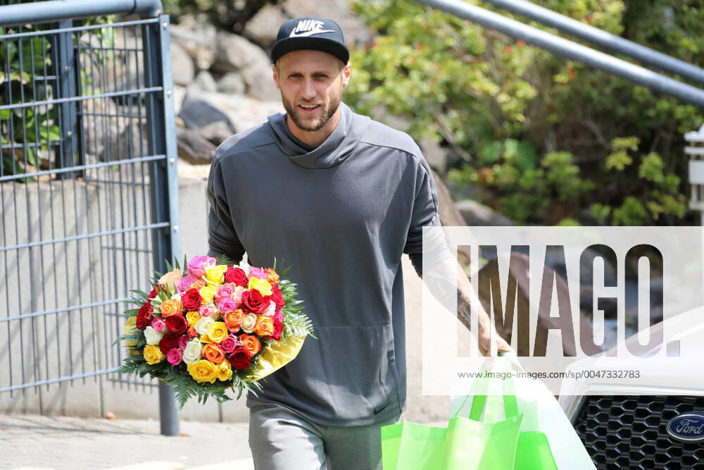 Training 1 FC Köln Corona 1 Football Bundesliga Season 2019 2020 Geißbockheim Köln Germany 08 06 2020 Marcel Risse 1 FC Köln has become father Bouquet