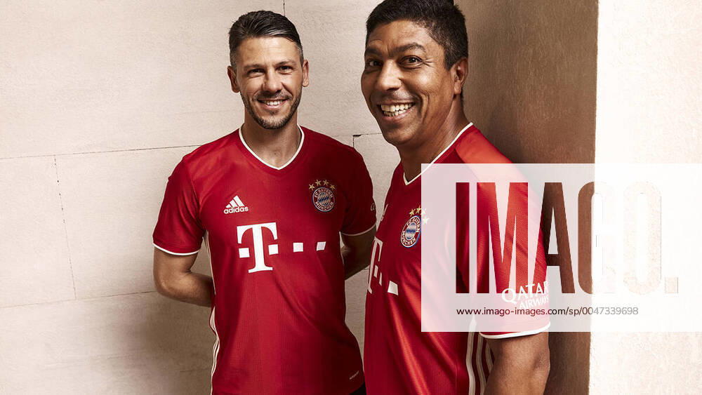 KW24 Offizielles Home Trikot der Saison 2020 21 vom FC Bayern München Michael DEMICHELIS (FCB) li.- und Giovane ELBER (FCB ) re.- Offizielles Home Trikot der Saison 2020 21 vom FC Bayern München
