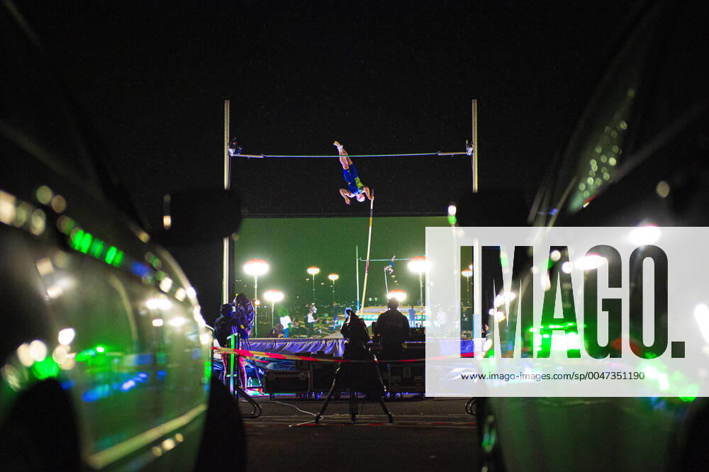 Athletics, pole vault, drive-in cinema Düsseldorf With the PSD Bank Flight Night Düsseldorf, Germanys first professional spectator event in sport since the outbreak of the Corona pandemic, Menno Vloon at the jump, between two cars, will take place at the drive-in cinema Düsseldorf on 12 06 2020,