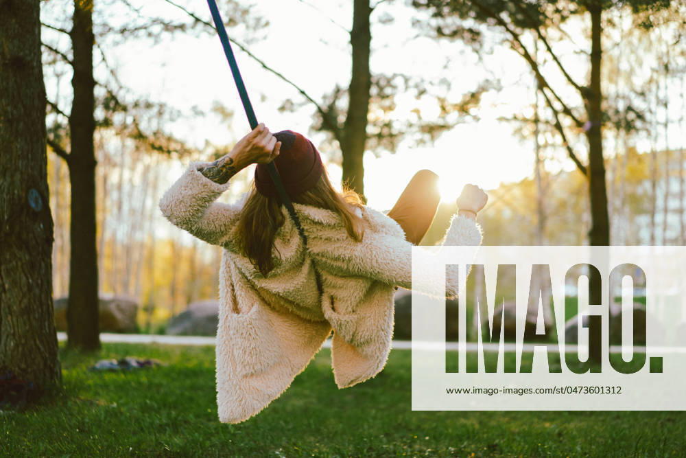 IMAGO Creative: Sommer, Sommertage im Stadtpark Young man balancing while lying on a slackline Stuttgart, Baden-Württemberg, Germany CR_YUKI2405075B-1419175-01 ,model released, Symbolfoto