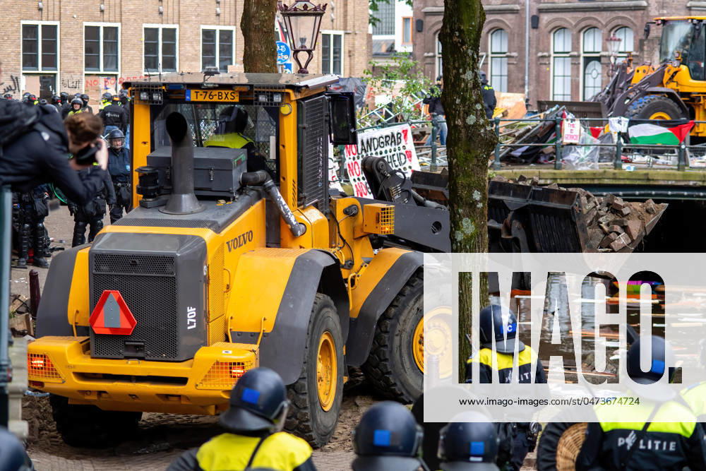 Police end student occupation in Amsterdam, Netherlands - 08 May 2024 Police use earth moving equipment to break through barricades to end a Pro-Palestine student occupation at the University of Amsterdam. Police dismantle a pro-Palestine student protest and occupation at the University of Amsterdam, employing batons, shields, and earth-moving equipment. The confrontation ensued as demonstrators rallied for Palestinian solidarity amid tensions, law enforcement intervened to disperse the crowd, resulting in clashes and arrests. Amsterdam Netherlands