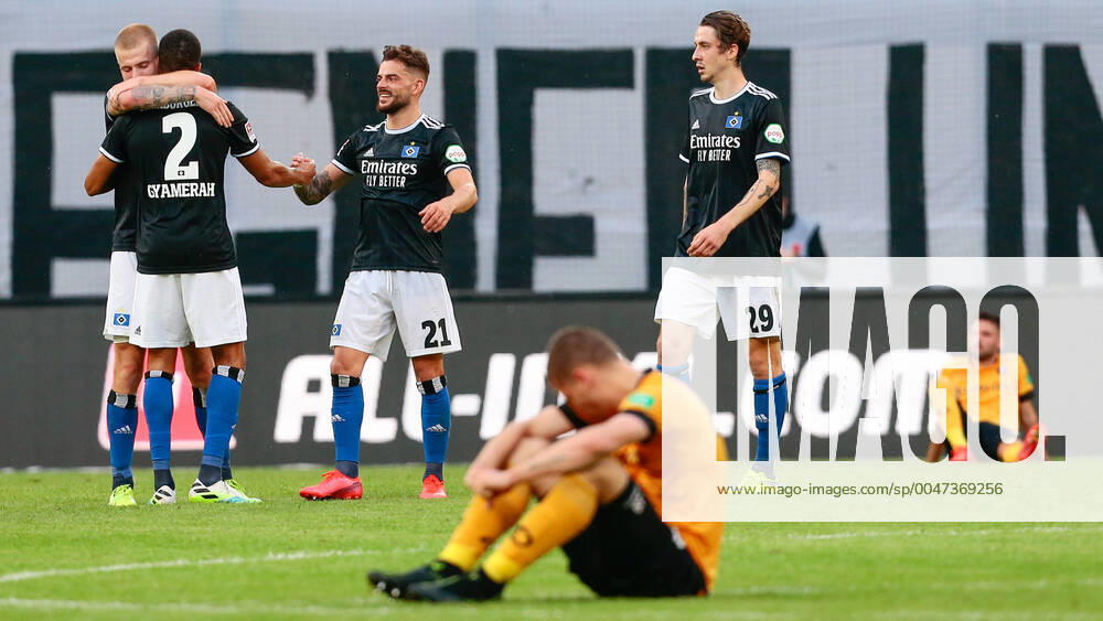 Fussball 2 Bundesliga, Dynamo Dresden Hamburger SV, from l HSV Jubilee about the victory, Jubilee after the end of the game Dresden disappointed, looks disappointed, down, disappointed Dresden