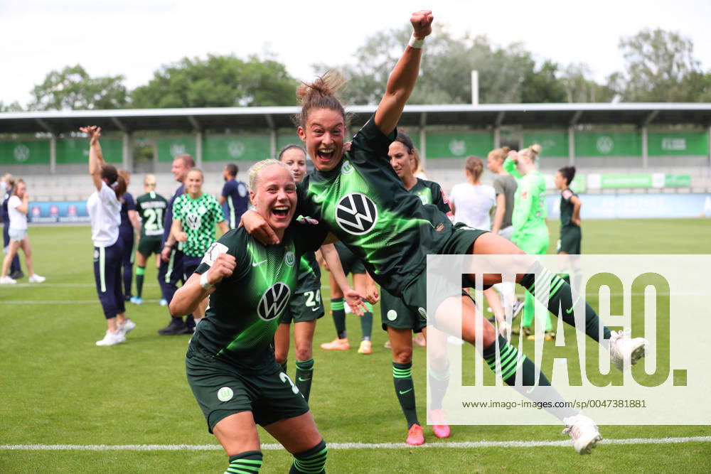 Wolfsburg vs Freiburg, BL Frauen Wolfsburg, Germany 17 06 2020, FUSSBALL VfL Wolfsburg vs SC Freiburg, Flyeralarm Frauen Bundesliga, Season 2019 20 final jubilation, VfL Wolfsburg Frauen is prematurely German Champion 2020 Svenja Huth VfL Wolfsburg , Sara Doorsoun VfL Wolfsburg Wolfsburg