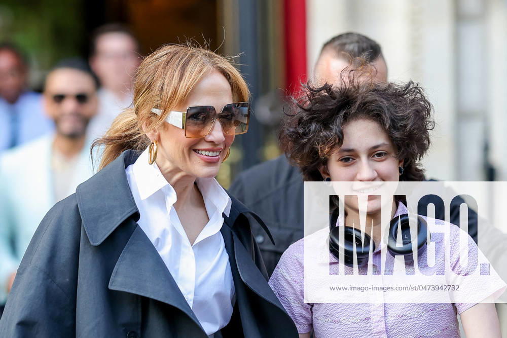 Jennifer Lopez and her daughter Emme leaving the La RÃ serve hotel in Paris Jennifer Lopez and her daughter Emme leaving the La RÃ serve hotel in Paris, France, on May 8, 2024 Jennifer Lopez and her daughter Emme leaving the La RÃ serve hotel in Paris, France, on May 8, 2024 Paris France