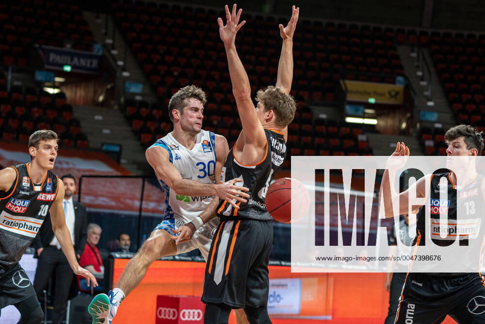 Basketball easyCredit Final Tournament Basketball Munich 19 06 2020 Season 2019 2020 easyCredit BBL Final Tournament 2020 Quarterfinal Game 2 ratiopharm Ulm FRAPORT Skyliners Joe Rahon Frankfurt, No 30 Patrick Heckmann Ulm, No 33 Munich Audi Dome Germany