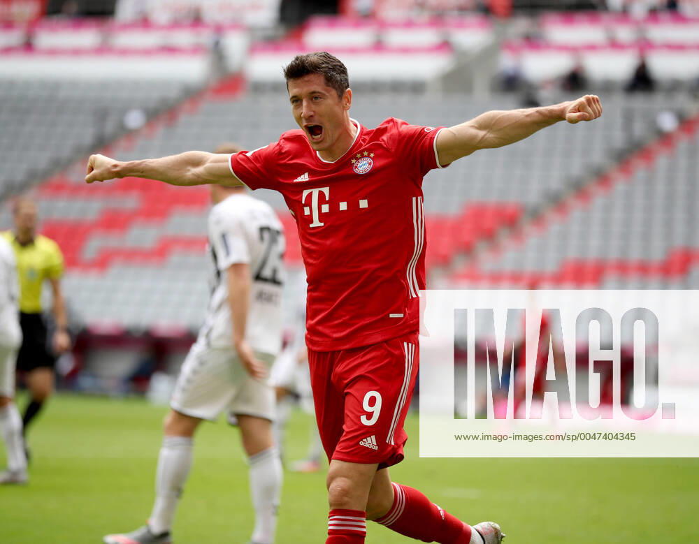 1 Soccer Bundesliga FC Bayern Munich SC Freiburg Season 2019 2020 Cheering of the goal scorer Robert Lewandowski 9 of FC Bayern Munich after the 2 0 1 Soccer Bundesliga FC Bayern Munich SC Freiburg Season 2019 2020 Photo Stefan Matzke sampics Pool via Chai von nder Laage Only for journalistic purposes Only for editorial use DFL regulations prohibit any use of photographs as image sequences and or quasi video Munich Bayern Germany Poolfoto Stefan Matzke sampics Chai P ,