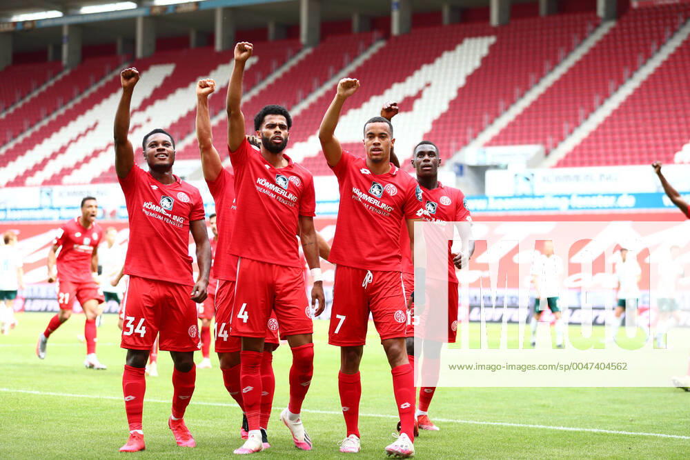 1 FSV Mainz 05 vs. SV Werder Bremen 20 06 2020 Robin Quaison FSV Mainz 05 celebrates the goal for the 1 0 with Jeremiah St Juste FSV Mainz 05 , Ridle Baku FSV Mainz 05 and Moussa Niakhate FSV Mainz 05 with the greeting against racism, Sport Football 1 Bundesliga nphgm001 Season 19 20 33 Matchday 1 FSV Mainz 05 vs SV Werder Bremen 20 06 2020 Foto Neis Eibner Pool via gumzmedia nordphoto DFB regulations prohibit any use of photographs as image sequences and or quasi video Editorial Use ONLY National and International News Agencies OUT DFL REGULATIONS PROHIBIT ANY USE OF PHOTOGRAPHS AS IMAGE SEQUENCES AND OR QUASI VIDEO NATIONAL AND INTERNATIONAL NEWS AGENCIES OUT Mainz Opel Arena Rheinland Pfalz Germany Poolfoto Eibner gumzmedia nordphoto ,