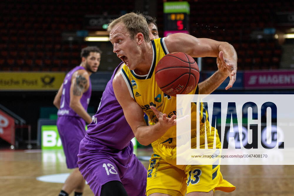 Basketball easyCredit BBL Final Tournament Basketball München 20 06 2020 Season 2019 2020 easyCredit BBL Final Tournament 2020 Quarterfinal Game 2 Alba Berlin BG Göttingen Luke Sikma Alba Berlin, No 43 Mihajlo Andric Göttingen, No 13 München Audi Dome Deutschland