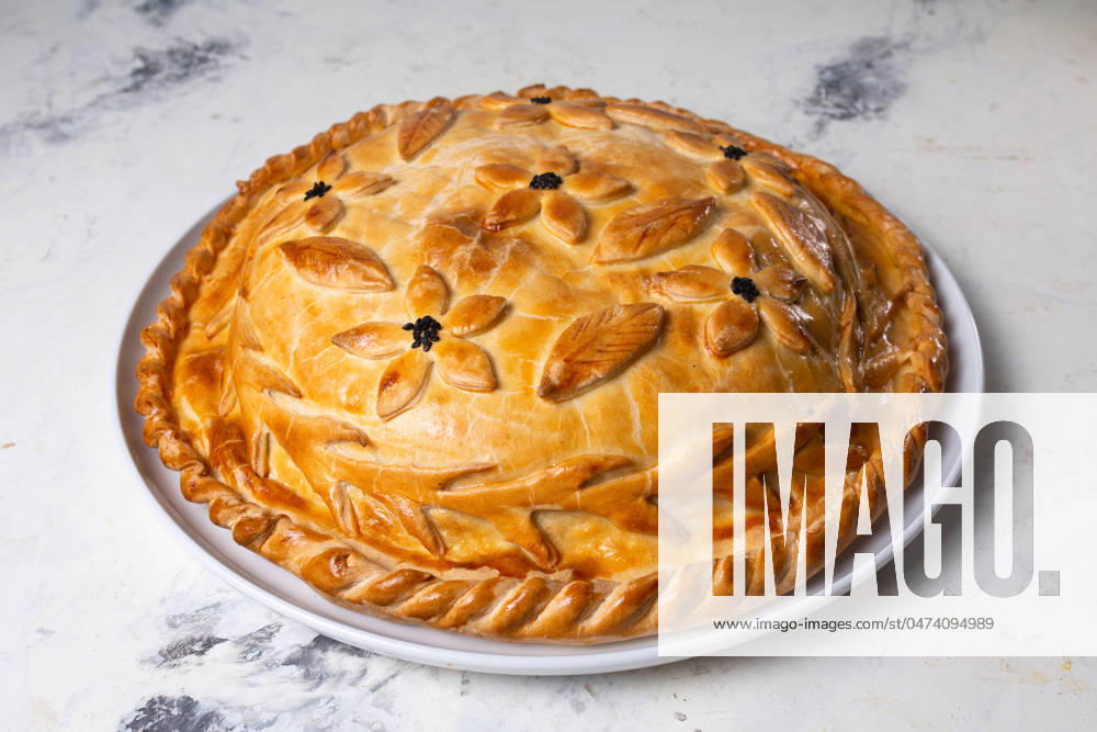 IMAGO Creative, Food, Pot Pie hot homemade pie on the table. pie with filling hot homemade pie on the table. pie with filling.