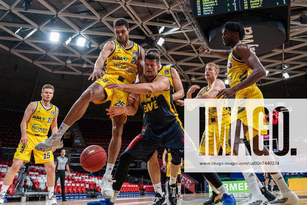 Basketball easyCredit Final Tournament Basketball München 24 06 2020 Season 2019 2020 easyCredit BBL Final Tournament 2020 Semi-Final Game 2 ALBA Berlin EWE Baskets Oldenburg Kenneth Ogbe Alba Berlin, No 25 Filip Stanic, Oldenburg No 65 München Audi Dome Deutschland