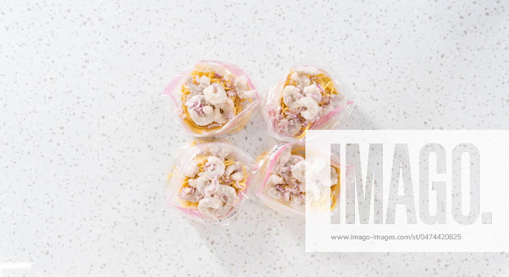 IMAGO Creative, Food, Trend, Meal Prep Frozen shrimp scampi meal prep Flat lay. Packaging homemade frozen shrimp scampi meal prep into plastic resealable bags.