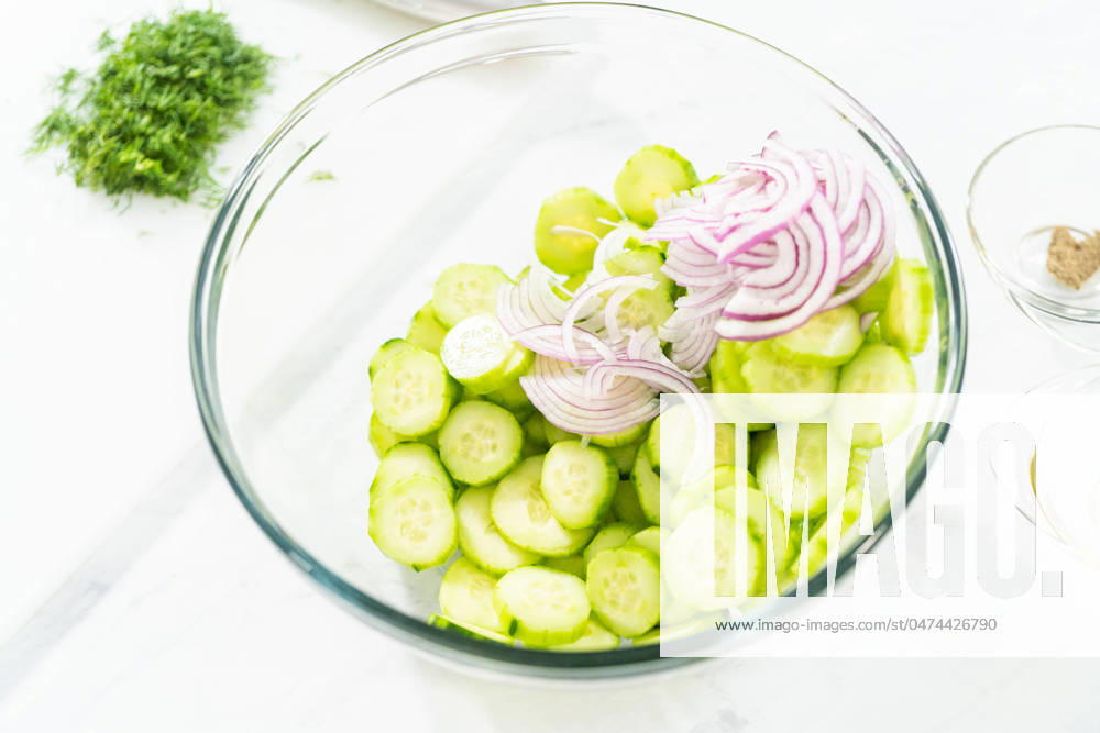 IMAGO Creative, Food, Gurkensalat Cucumber salad Summer cucumber salad in a large glass mixing bowl.