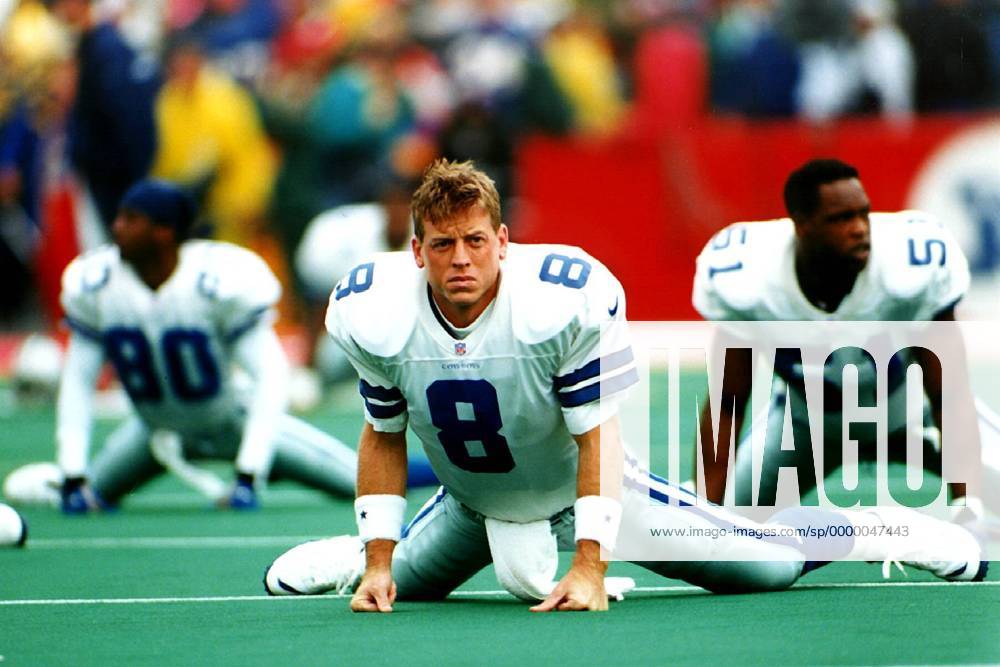 NFC - Game: Quarterback Troy Aikman mit seinen Teamkollegen vor dem Spiel beim Stretching American Football Herren NFL, National Football League, Regular Season Game, Saison 97 1998: Dallas Cowboys, Eastern Division Einzelbild Texas Stadium Dallas Nachdenklichkeit,