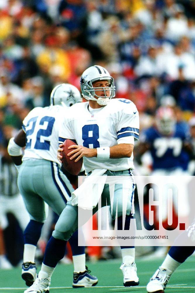 NFC - Game: Quarterback Troy Aikman (Cowboys) mit Ei American Football Herren NFL, National Football League, Regular Season Game, Saison 97 1998: Dallas Cowboys, Eastern Division Einzelbild Texas Stadium Dallas Konzentration,