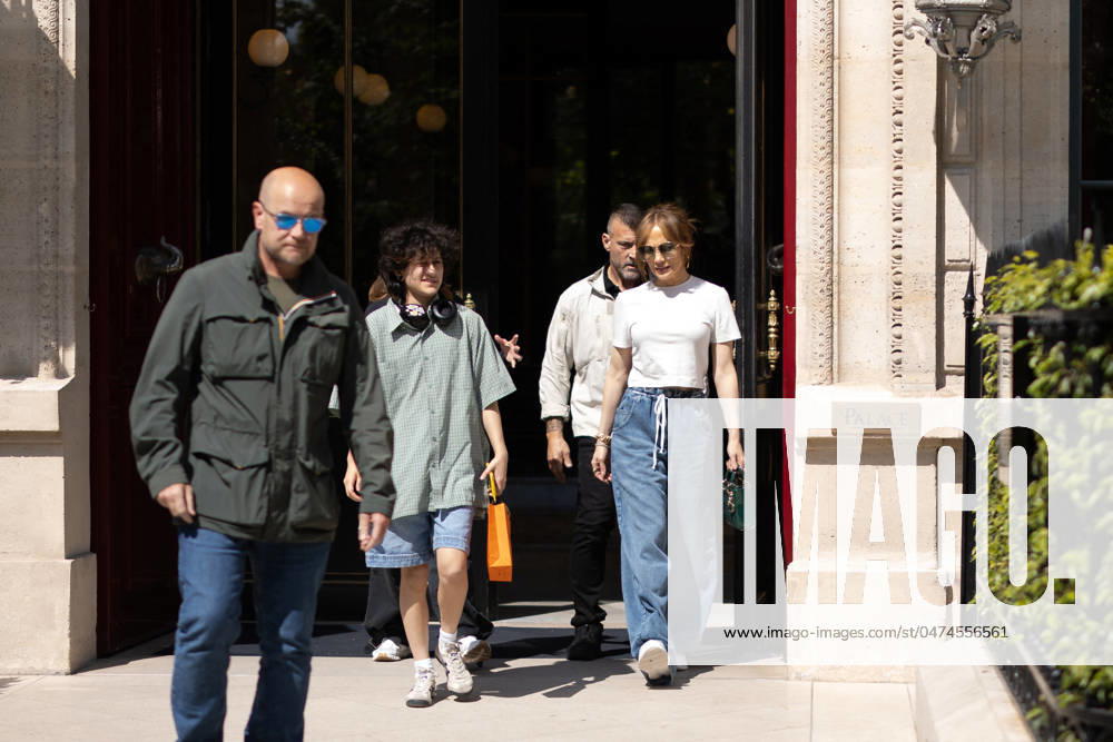 Exclusive Jennifer Lopez leaves the La Rà serve hotel to go to a renowned mirror store before enjoying the Parisian gardens with Loren Ridinger, Benny Medina and daughter, Emme à Paris Exclusive Jennifer Lopez leaves the La Rà serve hotel to go to a renowned mirror store before enjoying the Parisian gardens with Loren Ridinger, Benny Medina et sa fille, Emme à Paris, France, le 10 mai 2024 Exclusive Jennifer Lopez leaves the La Rà serve hotel to go to a renowned mirror store before enjoying the Parisian gardens with Loren Ridinger, Benny Medina and her daughter, Emme in Paris, France, on May 10, 2024 Paris France