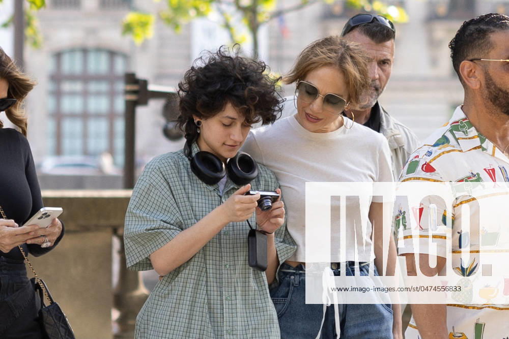 Exclusive Jennifer Lopez leaves the La Rà serve hotel to go to a renowned mirror store before enjoying the Parisian gardens with Loren Ridinger, Benny Medina and daughter, Emme à Paris Exclusive Jennifer Lopez leaves the La Rà serve hotel to go to a renowned mirror store before enjoying the Parisian gardens with Loren Ridinger, Benny Medina et sa fille, Emme à Paris, France, le 10 mai 2024 Exclusive Jennifer Lopez leaves the La Rà serve hotel to go to a renowned mirror store before enjoying the Parisian gardens with Loren Ridinger, Benny Medina and her daughter, Emme in Paris, France, on May 10, 2024 Paris France