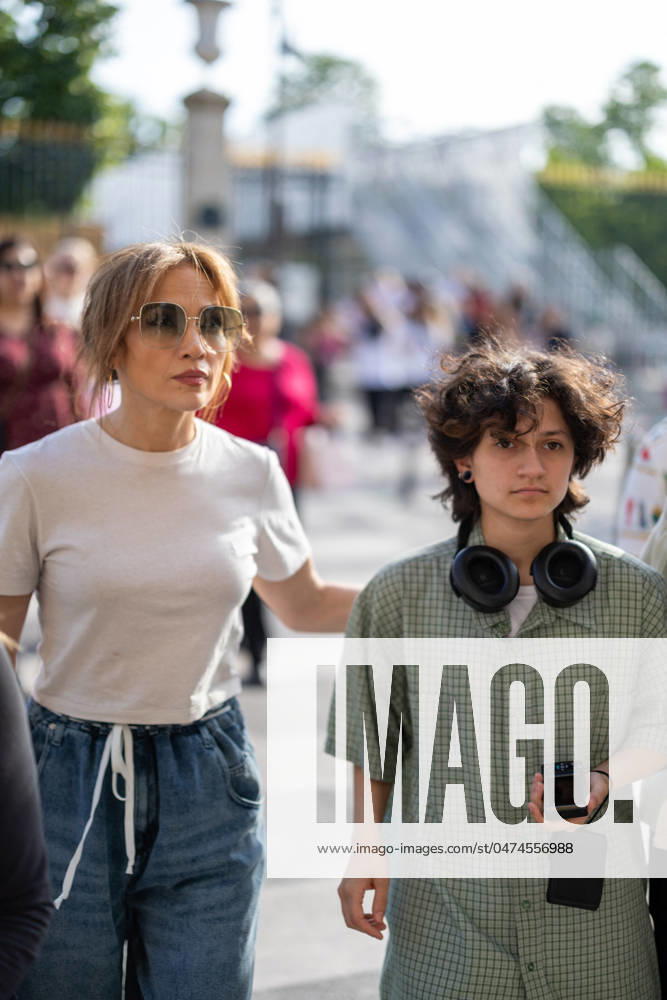 Exclusive Jennifer Lopez leaves the La Rà serve hotel to go to a renowned mirror store before enjoying the Parisian gardens with Loren Ridinger, Benny Medina and daughter, Emme à Paris Exclusive Jennifer Lopez leaves the La Rà serve hotel to go to a renowned mirror store before enjoying the Parisian gardens with Loren Ridinger, Benny Medina et sa fille, Emme à Paris, France, le 10 mai 2024 Exclusive Jennifer Lopez leaves the La Rà serve hotel to go to a renowned mirror store before enjoying the Parisian gardens with Loren Ridinger, Benny Medina and her daughter, Emme in Paris, France, on May 10, 2024 Paris France