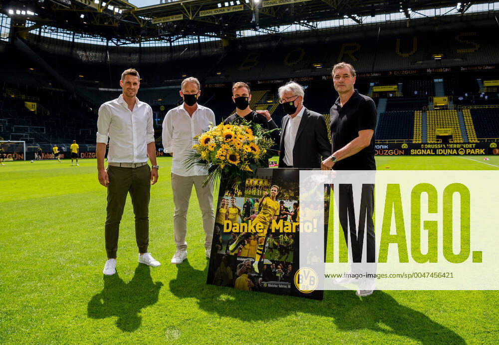 Sport Soccer 1 Bundesliga Season 2019 2020, 27 06 2020,34 Matchday, BVB, Borussia Dortmund TSG Hoffenheim Mario Goetze BVB mi , will be headed by Sebastian Kehl BVB, Head of the Licensed Players Department Chairman of the Board Hans Joachim Watzke BVB , President Dr Reinhard Rauball BVB , and Michael Zorc BVB Director of Sports, left to right, firo, Sport Football 1 Bundesliga Season 2019 2020, 27 06 2020,34 Matchday, BVB, Borussia Dortmund TSG Hoffenheim Photo Alexandre Simoes POOL firo Sportphoto Stadt Dortmund Signal Iduna Park Bundesland NRW Germany Poolfoto Ralf Ibing firo Sportphoto POOL --- DFL regulations prohibit any use of photographs as image sequences and or quasi-video - only for editorial use ---