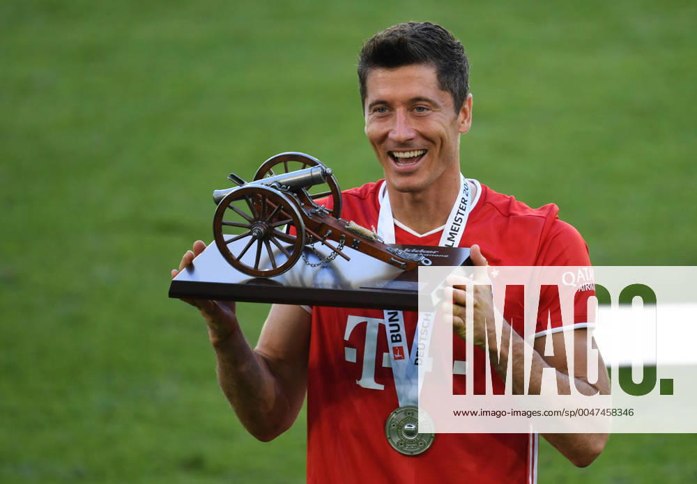 1 German Football League VFL WOLFSBURG FC BAYERN MUENCHEN 0 4 Wolfsburg, Germany, 27 th June 2020, Winners ceremony after the match Its the 30 th championship title for FCB Robert LEWANDOWSKI, FCB 9 gets the top scorer cannon as the season s top scorer at the 1 Bundesliga match VFL WOLFSBURG FC BAYERN MUENCHEN 0 4 in season 2019 2020 am matchday 34 FCB Foto Frank Hoermann Sven Simon Pool via Peter Schatz DFL REGULATIONS PROHIBIT ANY USE OF PHOTOGRAPHS as IMAGE SEQUENCES and or QUASI VIDEO National and international News Agencies OUT Editorial Use ONLY Wolfsburg Volkswagen Arena Niedersachsen Germany Poolfoto Frank Hoermann Sven Simon Pool via Peter Schatz ,