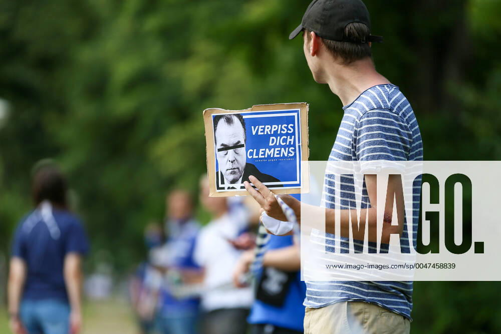 Football, Season 2019 2020, Bundesliga, FC Schalke 04, Demonstration of the fans of FC Schalke 04 against the chairman of the supervisory board Clemens Tönnies on the club grounds Gelsenkirchen Office FC Schalke 04 NRW Germany Poolfoto RHR-FOTO --- DFL regulations prohibit any use of photographs as image sequences and or quasi-video - only for editorial use