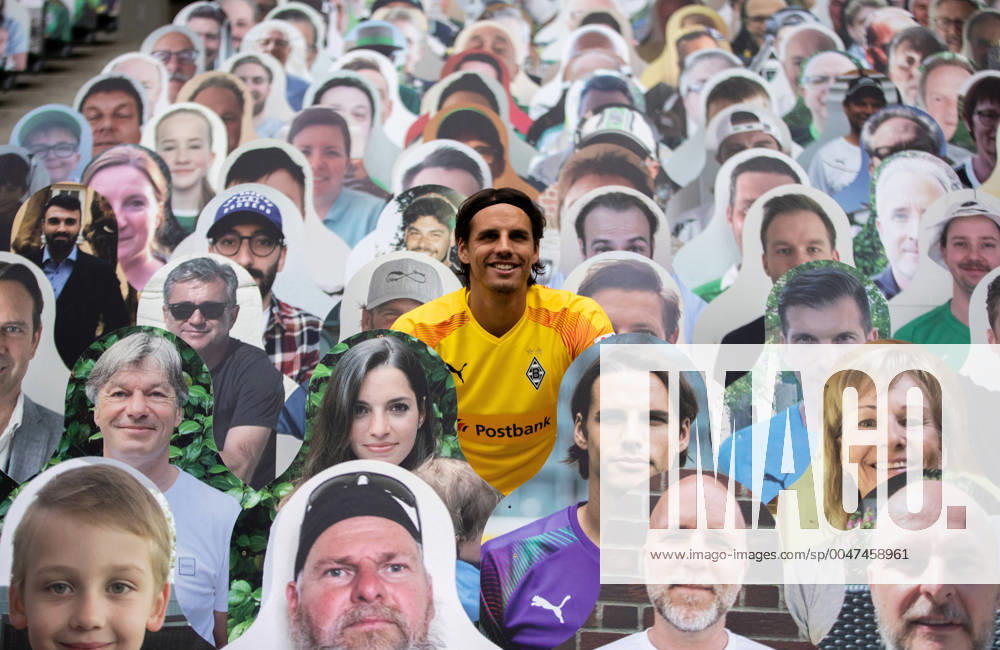 Borussia Moenchengladbach Hertha BSC Berlin, 27 06 2020 Goalkeeper Yann Sommer Bor Moenchengladbach beaming after the game amidst the papier-mâché of Gladbach fans in the Nordkurve 27 06 2020, Football, 1 Bundesliga, Season 2019 20, 34 Matchday, Borussia Moenchengladbach Hertha BSC Berlin, Photo MORITZ MUELLER POOL Only for Editorial use Moenchengladbach NRW Germany Poolfoto Moritz Mueller ,