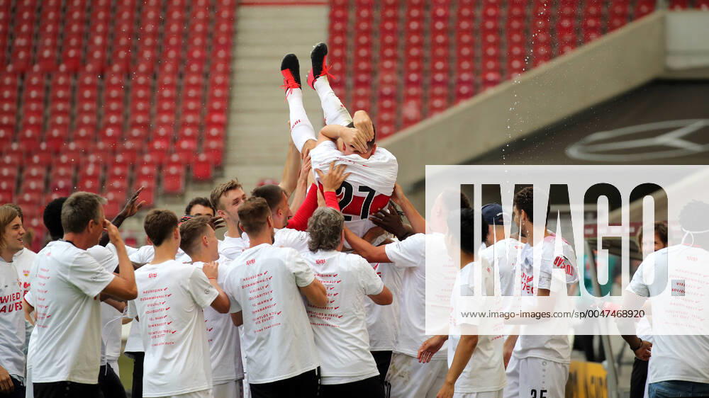 VfB Stuttgart SV Darmstadt 98 VfB Stuttgart celebrate the farewell of Mario Gomez VfB Stuttgart Germany, Stuttgart, 28 06 2020, football, 2 Bundesliga, season 2019 2020, 34 matchday, VfB Stuttgart SV Darmstadt DFL DFB REGULATIONS PROHIBIT ANY USE OF PHOTOGRAPHS AS IMAGE SEQUENCES AND OR QUASI VIDEO Photo Press Photo Rudel Robin Rudel Pool Press Photo Rudel Stuttgart Baden Württemberg Germany Poolfoto Pressefoto Rudel Robin Rudel Poo ,