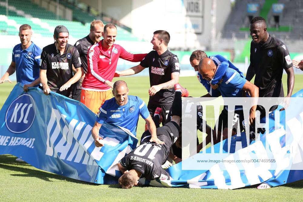 The KSC celebrates the preservation of the class after the second round match of the 2019 2020 season between SpVgg Greuther Fürth and the Karlsruhe Sportclub 1 2 in Fürth 28 06 2020