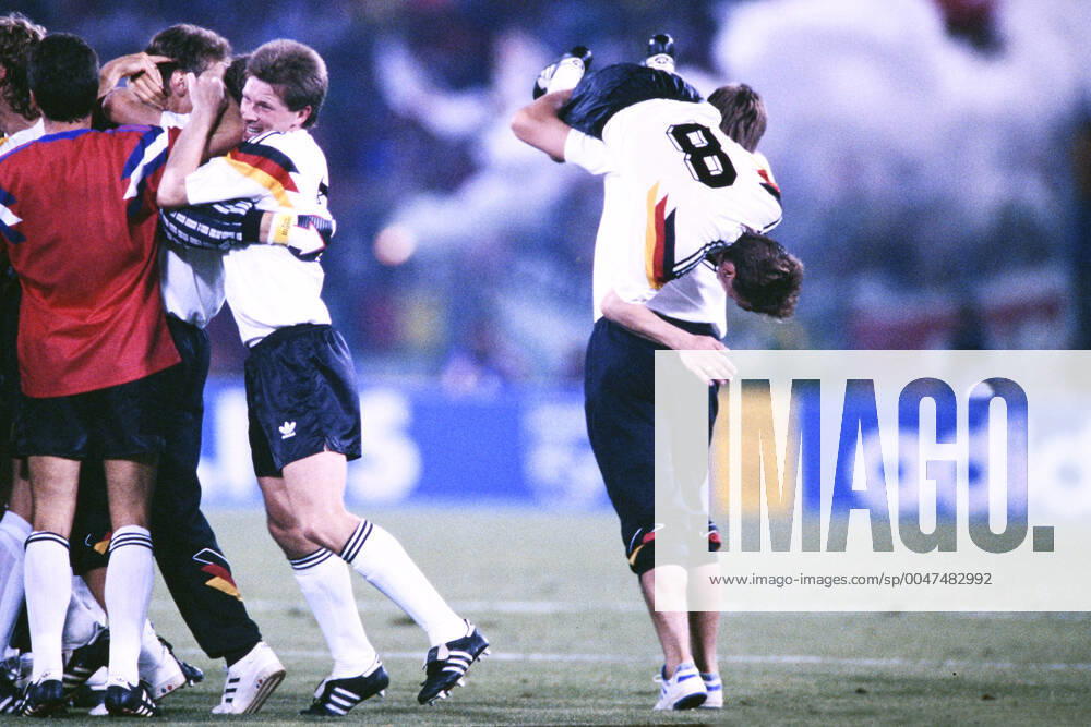 HAESSLER Thomas Team Germany cheer after the victory Team Germany World Champion FIFA World Cup 1990 in Italy Final Germany Argentina 1 0 on 08 07 1990 in Rome