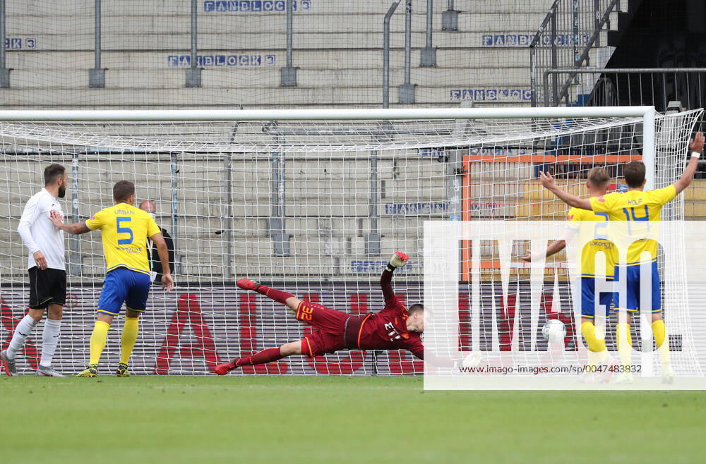 Verl Lok Leipzig 30 06 2020 Bielefeld, 30 06 2020, Bielefelder Alm, soccer, regional league, relegation, return match for promotion to the 3 league , SC Verl vs 1 FC Lokomotive Leipzig , In the picture goal for Verl to 1 1 compensation goalkeeper Fabian Guderitz 32, Lok can not parry the shot of Ron Schallenberg 6, Verl , DFB regulations prohibit any use of photographs as image sequences and or quasi video ,