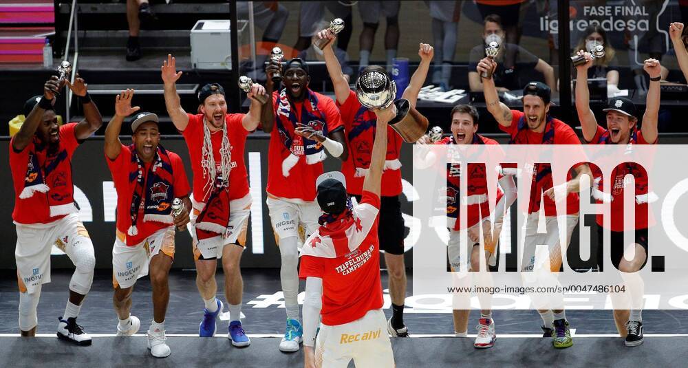 Bilder des Jahres 2020, Sport 06 Juni Baskonia s celebrate their victory after the Spanish ACB final basketball match between FC Barcelona, Barca and Saski Baskonia held at Fuente de San Luis arena, in Valencia, Spain, 30 June 2020. FC Barcelona vs Saski Baskonia !ACHTUNG: NUR REDAKTIONELLE NUTZUNG!