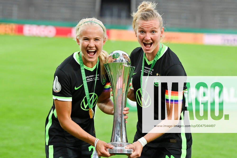 Pernille Harder Wolfsburg, 22 celebrates together with Alexandra Popp Alex Popp, Wolfsburg, 11 and the DFB Pokal, 04 07 2020, Cologne Germany , Football, DFB Pokalfinale der Frauen VFL Wolfsburg SGS Essen, DFB DFL REGULATIONS PROHIBIT ANY USE OF PHOTOGRAPHS AS IMAGE SEQUENCES AND OR QUASI VIDEO