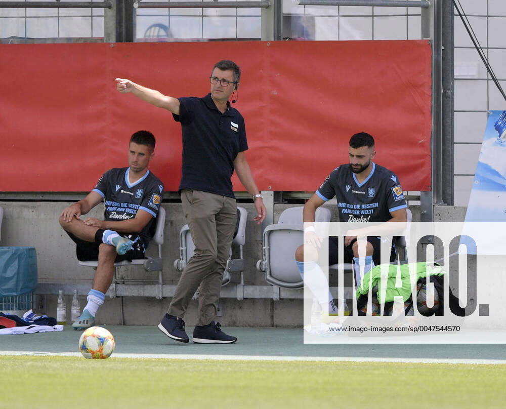 Soccer 3 Bundesliga 2019 2020, 38 matchday, TSV 1860 München FC Ingolstadt, in Grünwalderstadion Munich, Coach Michael Köllner TSV 1860 München gives instructions DFL and DFB regulations prohibit any use of photographs as image sequences and or quasi video