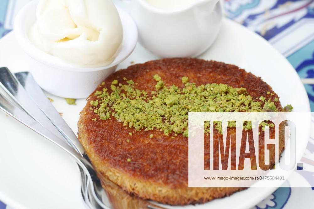 IMAGO Creative, Food, Künefe Turkish dessert kunefe on a plate Turkish dessert kunefe on a plate