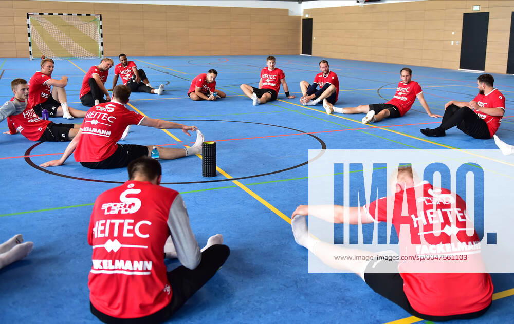 Handball Season 2020 2021 Training start HC Erlangen HCE OGo Team Team stretching
