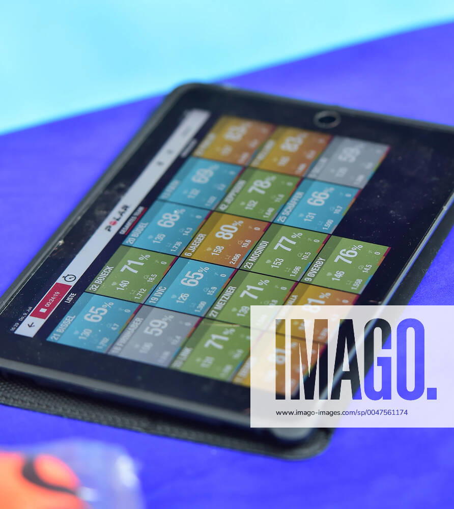 Handball Season 2020 2021 Training start HC Erlangen HCE OGo Symbol picture Symbol photo Feature Impression Tablet with pulse values