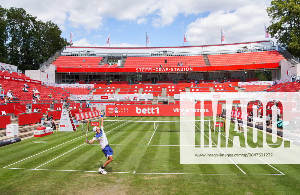 Jan-Lennard STRUFF (GER) in action in his match against Roberto BAUTISTA AGUT (ESP) at the Tennis bett1 ACES Tennis Tournament on grass in Berlin