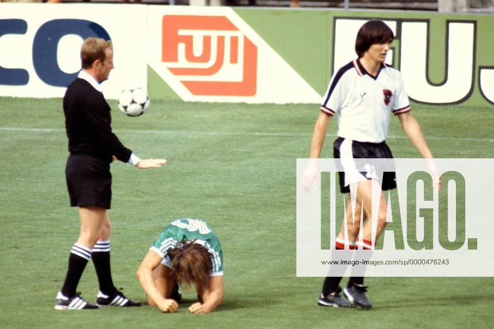 V. li.: FIFA-Schiedsrichter Adolf Prokop (DDR), Sam McIlroy (Nordirland) und Anton Pichler (Österreich) Fußball WM Herren Weltmeisterschaft 1982, Nationalmannschaft, Nationalteam, Österreich - Nordirland 2:2 Gruppe Estadio Vicente Calderon, Länderspiel Madrid