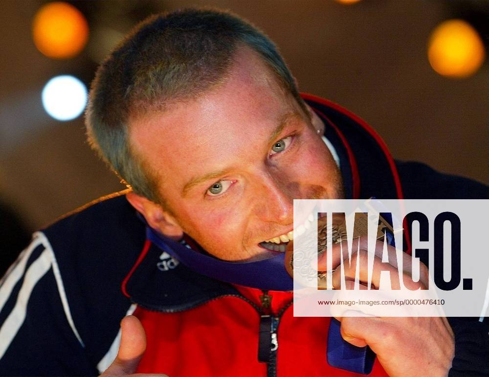 Alain Baxter (Großbritannien) prüft seine Bronzemedaille auf Echtheit Alpiner Skilauf OS Winter Herren Olympische Winterspiele 2002, Olympia, Olympiade, Spiele, Ski Alpin, Alpiner Skisport, Slalom, Vdig Porträt Olympic Medals Plaza Salt Lake City Glück, Freude,