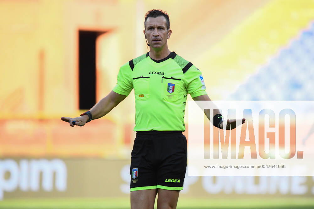 Genova, Italy, , 19 Jul 2020, Referee Daniele Doveri during Genoa vs Lecce - italian Serie A soccer match - Credit: LM italian Serie A soccer match - Genoa vs Lecce, Genova, Italy - ZUMAl164 20200719_zsa_l164_078