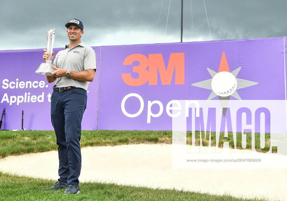 BLAINE, MN - JULY 26: Michael Thompson holds the trophy he was presented for winning the 3M Open golf tournament at TPC Twin Cities in Blaine, Minnesota, on July 26, 2020.( Icon Sportswire) Blaine USA - ZUMAi88_ 20200726_zaf_i88_030