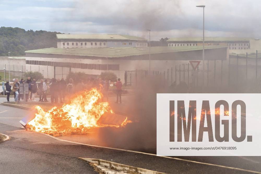 Frankreich, Angestellte von Gefängnissen protestieren nach Überfall auf Gefangenentransporter DRAGUIGNAN MAISON DARRET BLOCAGE PHOTOPQR NICE MATIN ESCOFFIER FLORIAN 15 05 2024 DRAGUIGNAN MAISON DARRET BLOCAGE France, may 15th 2024 in different jails in France blockade of penitentiary centers by prison administration staff following the attack on a prison convoy in Incarville and the death of two of their colleagues working at the Pôle de connection of judicial extractions from Caen PREJ France