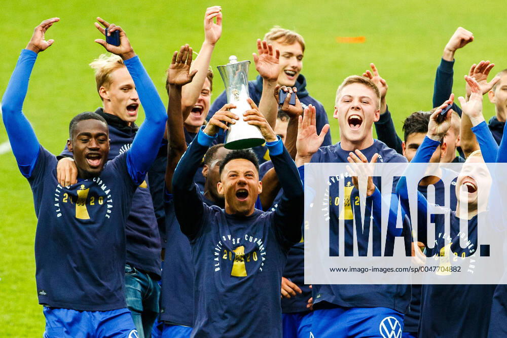 IFK Göteborgs Tobias Sana jublar med pokalen efter finalen i Svenska Cupen i fotboll mellan IFK Göteborg och Malmö FF den 30 juli 2020 i Göteborg.