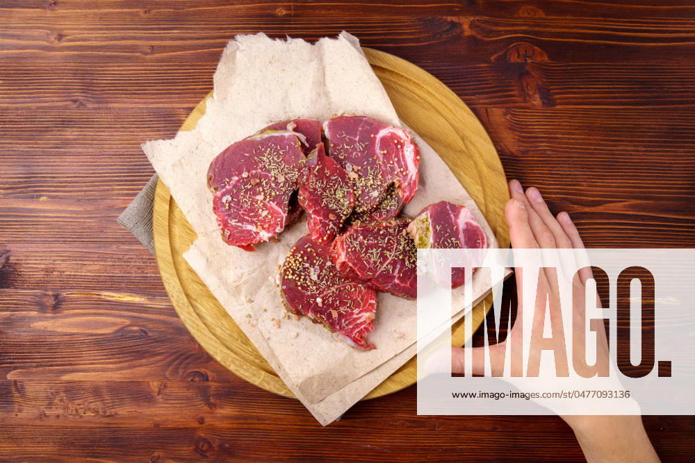 IMAGO Creative, Herbst, Food, Gulasch Raw Beef meat on old dark wooden table background, with spices, rosemary and sea salt. Raw Beef meat on old dark wooden table background, top view flat lay. Ingredients for delicious food.