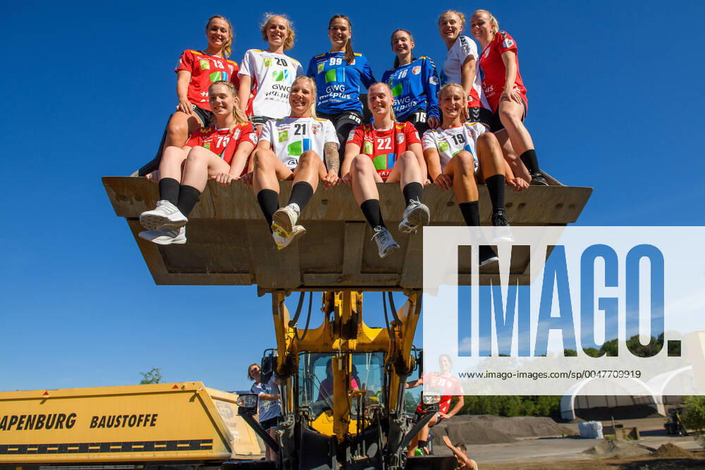 Team photos and portraits in a gravel plant of a sponsor SV Union Halle Neustadt Wildcats Handball 1 Bundesliga Season 2020 2021 Copyright xVIADATAx xHolgerxJohnx Halle Saale Sachsen Anhalt Germany
