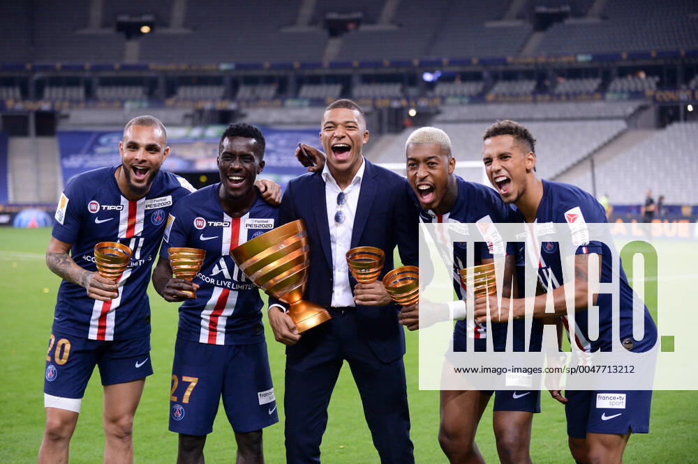 Bilder des Jahres 2020, Sport 07 Juli JOIE - TROPHEE - 07 KYLIAN MBAPPE (PSG) - 20 LAYVIN KURZAWA (PSG) - 27 IDRISSA GUEYE (PSG) FOOTBALL : Paris SG vs Lyon - Coupe de la Ligue - Finale - 31 07 2020 FEP Panoramic