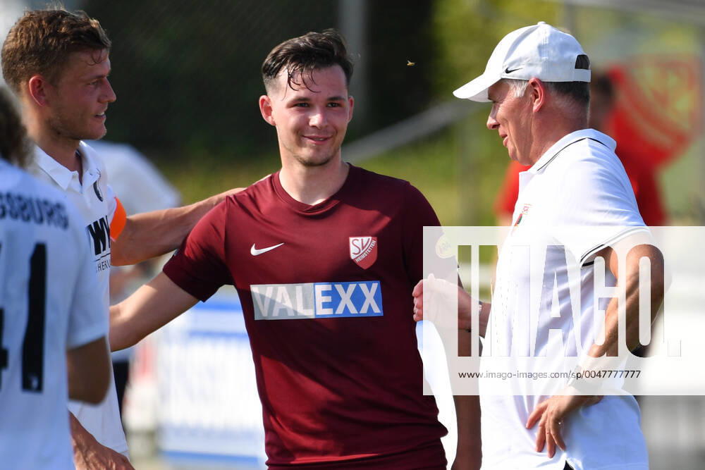 Stefan REUTER Manager FC Augsburg with his son Stefan REUTER Junior vm SV Heimstetten Li Alfred FINNBOGASON FC Augsburg Football,Season 2020 21 SV Heimstetten FC Augsburg 0 9, on 08 08 2020 at Sportpark Heimstetten Test match, DFL REGULATIONS PROHIBIT ANY USE OF PHOTOGRAPHS AS IMAGE SEQUENCES AND OR QUASI VIDEO