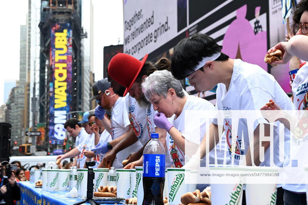 USA, Hotdog-Wettessen in New York May 17, 2024, New York, New York, USA: Giant Hotdog designed by artist team Paul Outlaw and Jen Catron in Times Square hosts hotdog eating contest partnered with Nathanâ€⠢s Hotdogs from Brooklyn. This was a an early round qualification competition leading up to the July 4th final competition. The winner, Gideon Oji of Nigeria ate 35 hotdogs. (Photo: Andrea RENAULT Zuma Press) New York USA - ZUMAg115 20240517_faf_g115_011
