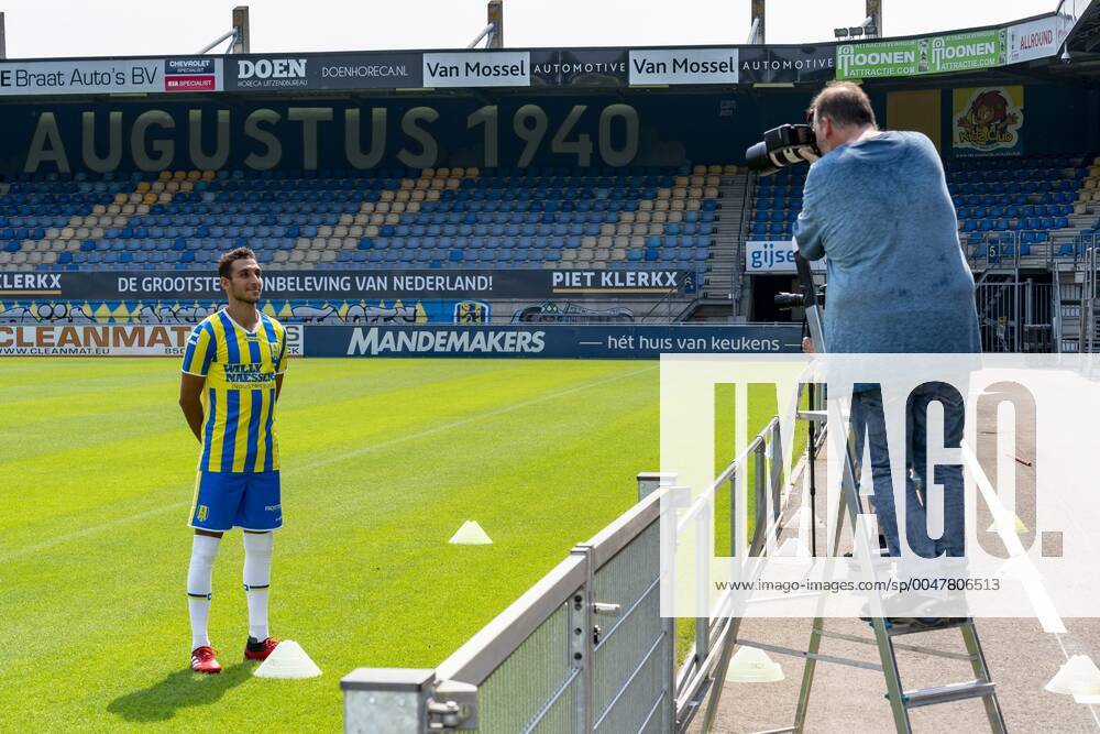 WAALWIJK, 11-08-2020, football, , Dutch eredivisie, season 2020-2021, Photocall RKC, Photographer takes pictures of a player of RKC Photocall RKC x8892888x