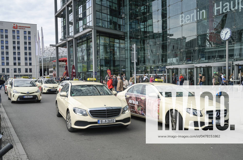 Waiting cabs, south side of central station, Washingtonplatz, Moabit, Mitte, Berlin, Germany
